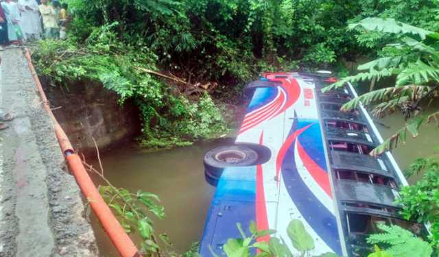সেতুর রেলিং ভেঙে খালে বাস, আহত ২৫