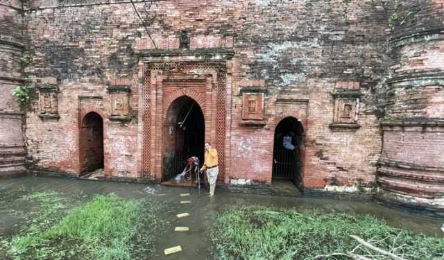 বৃষ্টির পানিতে তলিয়ে গেছে প্রাচীন চুনাখোলা মসজিদ