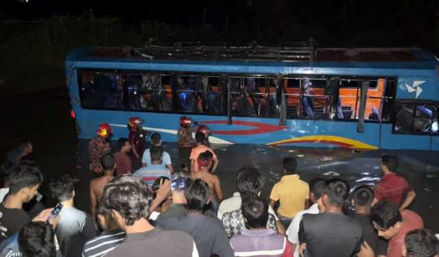 নিয়ন্ত্রণ হারিয়ে বরযাত্রীবাহী বাস পুকুরে, নিহত ৩