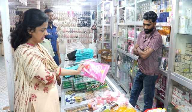 মানিকগঞ্জে নকল প্রসাধনী বিক্রি করায় জরিমানা 