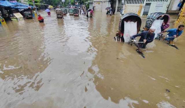 চট্টগ্রামে টানা বৃষ্টিতে বিভিন্নস্থানে জলাবদ্ধতা, পাহাড় ধসের শঙ্ক