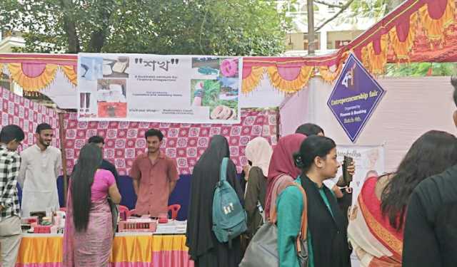 কুবিতে ‘হাতে-কলমে’ শিক্ষা নিতে শিক্ষার্থীদের উদ্যোক্তা মেলা
