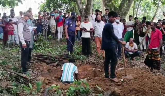 হিলিতে ১৫ মাস পর কবর থেকে লাশ উত্তোলন