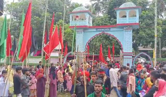 ভক্ত-দর্শনার্থীদের পদচারণায় মুখর গড়পাড়া ইমাম বাড়ি