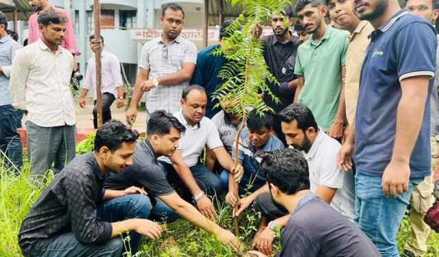 জুলাই শহীদদের স্মরণে ইবিতে ছাত্রদলের বৃক্ষরোপণ