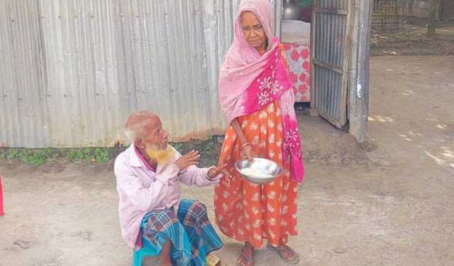 প্রতিবন্ধী ছেলের যত্নে বৃদ্ধ মায়ের ক্লান্তিহীন লড়াই