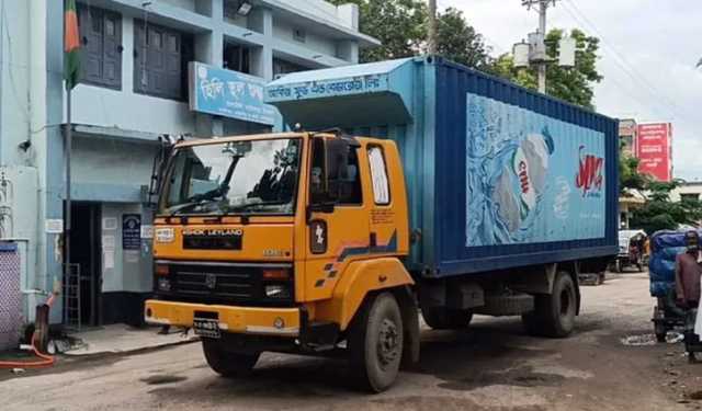 হিলি বন্দর দিয়ে প্রথমবারের মতো ভারতে জুস রপ্তানি 