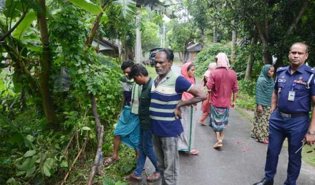 কুষ্টিয়ার খোকসায় গুলির পর যুবককে কুপিয়েছে সন্ত্রাসীরা