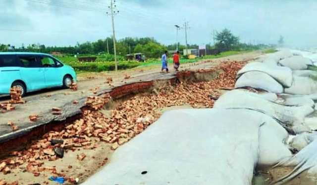 টেকনাফে ফের ভাঙছে মেরিন ড্রাইভ সড়ক