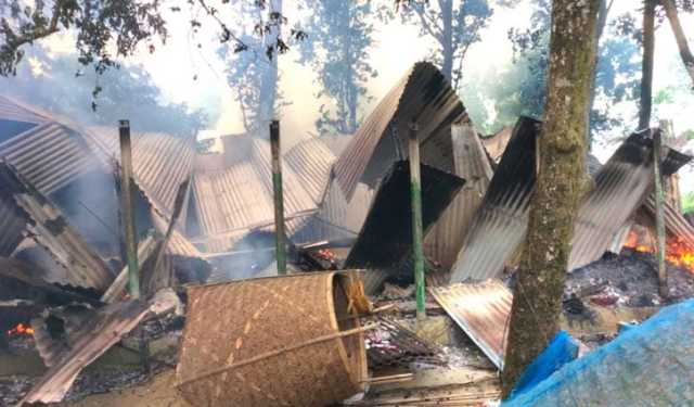 পাবনায় সংঘর্ষে আহত একজনের মৃত্যু, ১৫ বাড়িতে আগুন