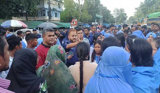শিক্ষকের মুক্তি চেয়ে শিক্ষার্থীদের আদালত চত্বরে অবস্থান, সড়ক অব