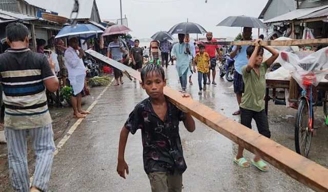 জাজিরায় পদ্মা সেতু প্রকল্প রক্ষা বাঁধে ভয়াবহ ভাঙন