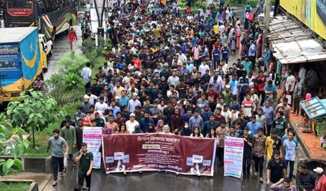 ৩ দফা দাবিতে রুয়েট শিক্ষার্থীদের বিক্ষোভ