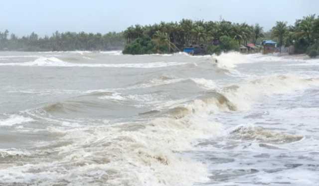 সেন্টমার্টিনে তিনদিন ধরে নৌযান চলাচল বন্ধ, খাদ্য সংকট