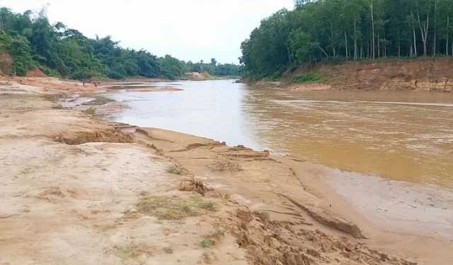 সতর্কবার্তার অভাবে বর্ষায় ভয়ে থাকে নদীপাড়ের মানুষ 