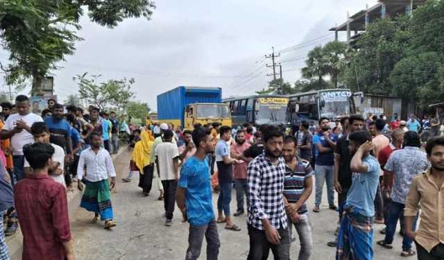 শ্রীপুরে আন্দোলনরত শ্রমিকদের সঙ্গে পুলিশের সংঘর্ষ