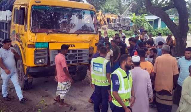 সকলের সড়কে প্রাণ গেলো বাবা ছেলের 