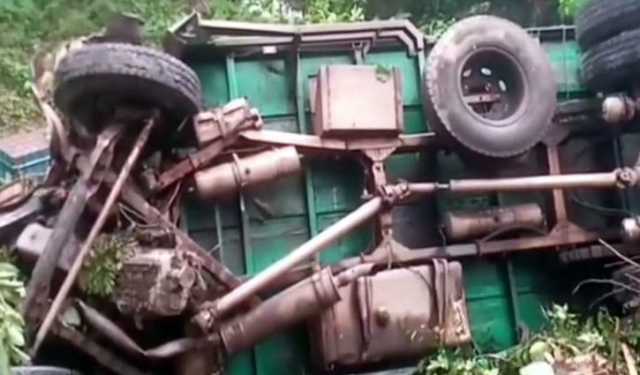 গোপালগঞ্জে ট্রাক খাদে পড়ে চালক নিহত, হেলপার আহত