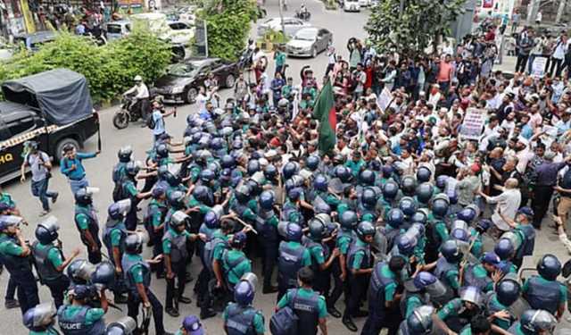 চাকরিচ্যুত বিডিআর সদস্যদের ছত্রভঙ্গ করতে জলকামান, সাউন্ড গ্রেনেড 