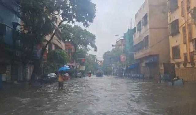 ঢাকায় রাতভর বৃষ্টিতে জলাবদ্ধতা
