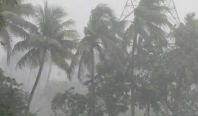নিম্নচাপের প্রভাবে উপকূলে থেমে থেমে বৃষ্টি