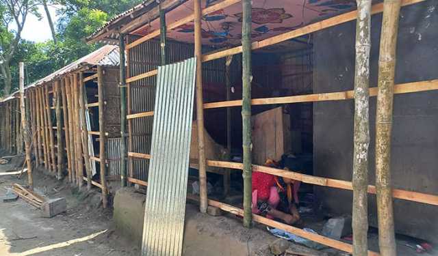 গংগাচড়ায় হিন্দুদের ঘরবাড়ি মেরামতের উদ্যোগ, আতঙ্ক কাটেনি এখনও