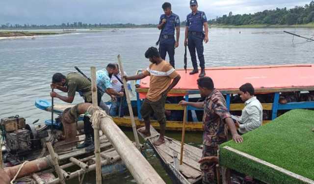 জাফলংয়ে বালু উত্তোলনের দায়ে ডোবানো হলো ৩৫ নৌকা