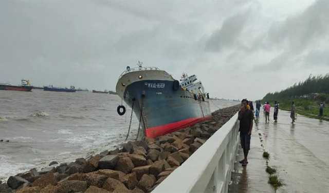 চার সমুদ্রবন্দরে ৩ নম্বর সতর্কতা, ভারী বর্ষণের আশঙ্কা