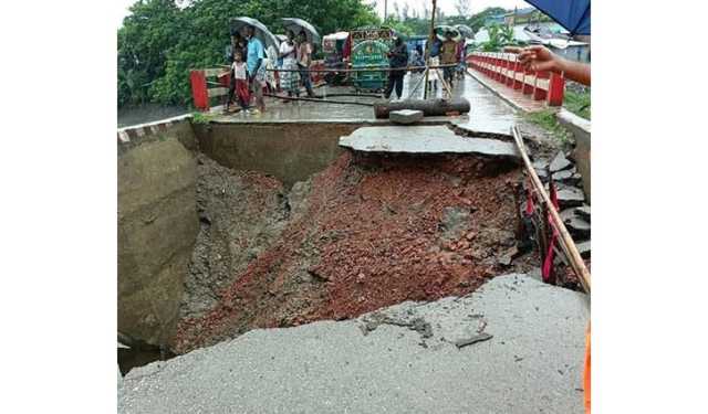 জোয়ারে ব্রিজের মাটি ধসে রামগতি-বয়ারচর সড়ক অচল