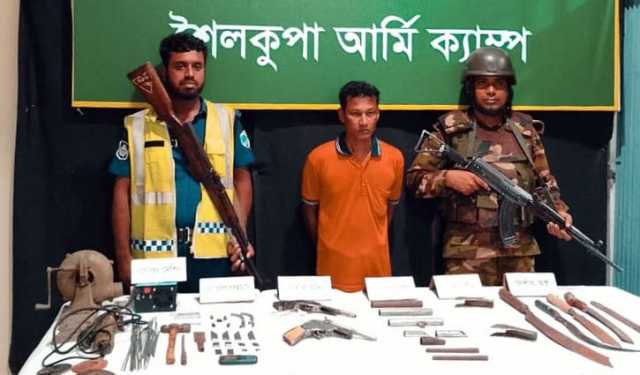 ঝিনাইদহে যৌথবাহিনীর অভিযানে বিপুল অস্ত্র উদ্ধার