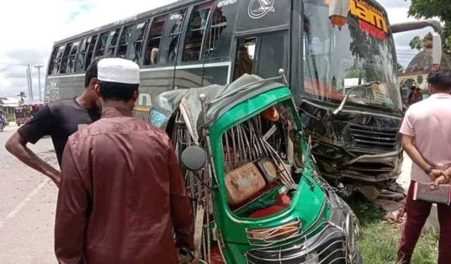 বাস চাপায় শিশুর মৃত্যু, মা-বাবা গুরুতর আহত