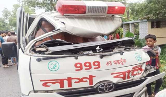 প্রবাসীর লাশ নিয়ে ফেরার পথে প্রাণ গেল দুজনের