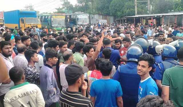 গাজীপুরে বকেয়া বেতনের দাবিতে শ্রমিকদের মহাসড়ক অবরোধ