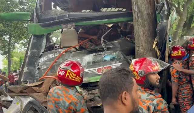 নিয়ন্ত্রণ হারিয়ে গাছে বাসের ধাক্কা, নিহত ১