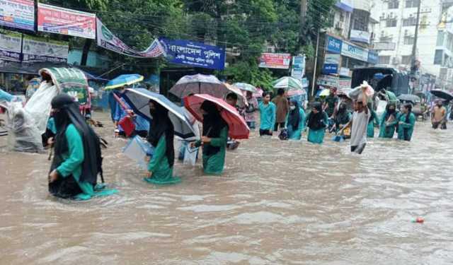 রেকর্ড বৃষ্টিতে ডুবল ফেনী শহর, জলাবদ্ধতায় নাকাল জনজীবন