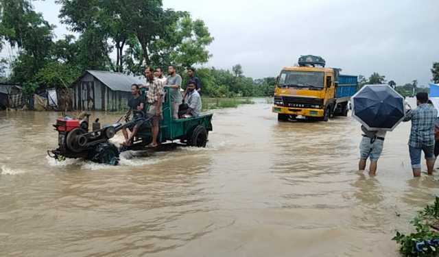 ডুবে গেছে ফেনী-পরশুরাম সড়ক, বিকল্প পথে যাতায়াতে ভোগান্তি