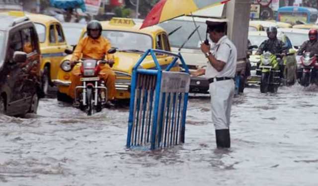 টানা বৃষ্টিতে কলকাতায় জনজীবন বিপর্যস্ত