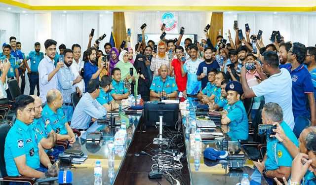 রাজশাহীতে হারানো ৮৪ ফোন উদ্ধার করে মালিকদের দিল পুলিশ