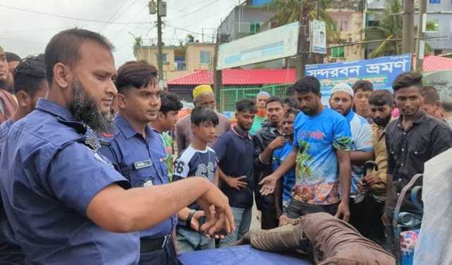 মদ্যপ পর্যটককে সমুদ্র থেকে উদ্ধার করল ব্যবসায়ীরা