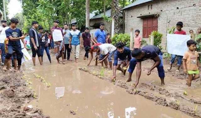 রাস্তা খারাপ তাই কেউ বিয়ে করতে চায় না!