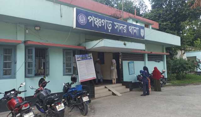 ছেলের গলায় ছুরি ধরে গৃহবধূকে সংঘবদ্ধ ধর্ষণ