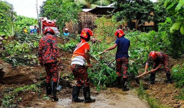 ফিরছেন সাজেকে আটকে পড়া পর্যটকরা