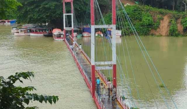 পানিতে ডুবেছে রাঙামাটির ঝুলন্ত সেতু, পারাপারে নিষেধাজ্ঞা