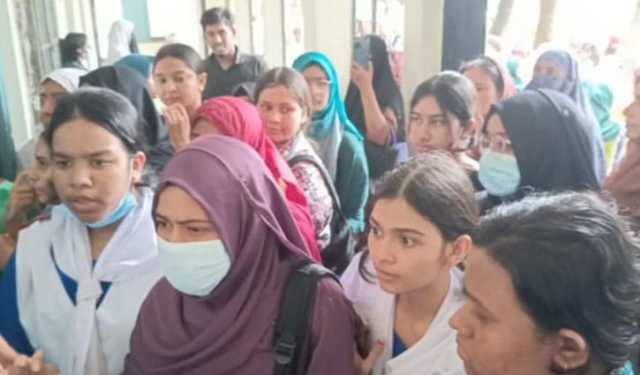 এসএসসির ফল নিয়ে বগুড়া জিলা স্কুলে হট্টগোল