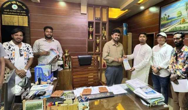 রাজশাহীতে ৩১ দফার লিফলেট বিতরণ ছাত্রদল নেতার