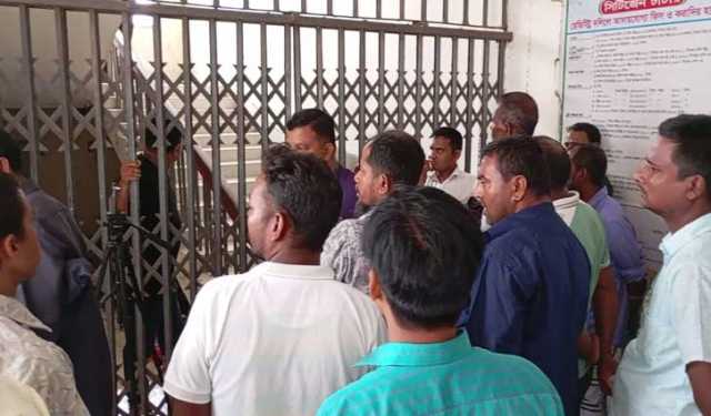 ঠাকুরগাঁওয়ে জেলা রেজিস্ট্রারের কার্যালয়ে তালা, মানুষের ভোগান্তি  