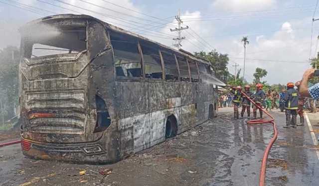 শেরপুরে বাসচাপায় যুবক নিহত, বিক্ষুব্ধ জনতার অগ্নিসংযোগ