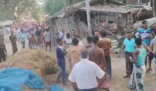 গোদাগাড়ীতে সন্ত্রাসী হামলায় নারীসহ ৬ জন আহত