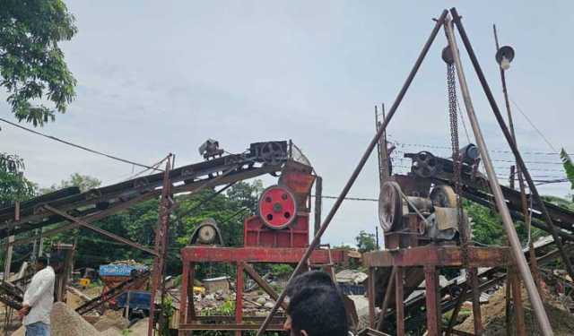 ৩০ ক্রাসার মিলের বিদ্যুৎ সংযোগ বিচ্ছিন্ন