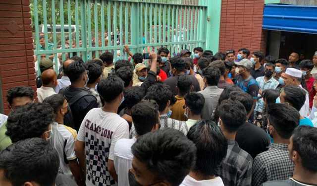 এইচএসসি পরীক্ষা পেছানোর দাবিতে পরীক্ষার্থীদের অবস্থান